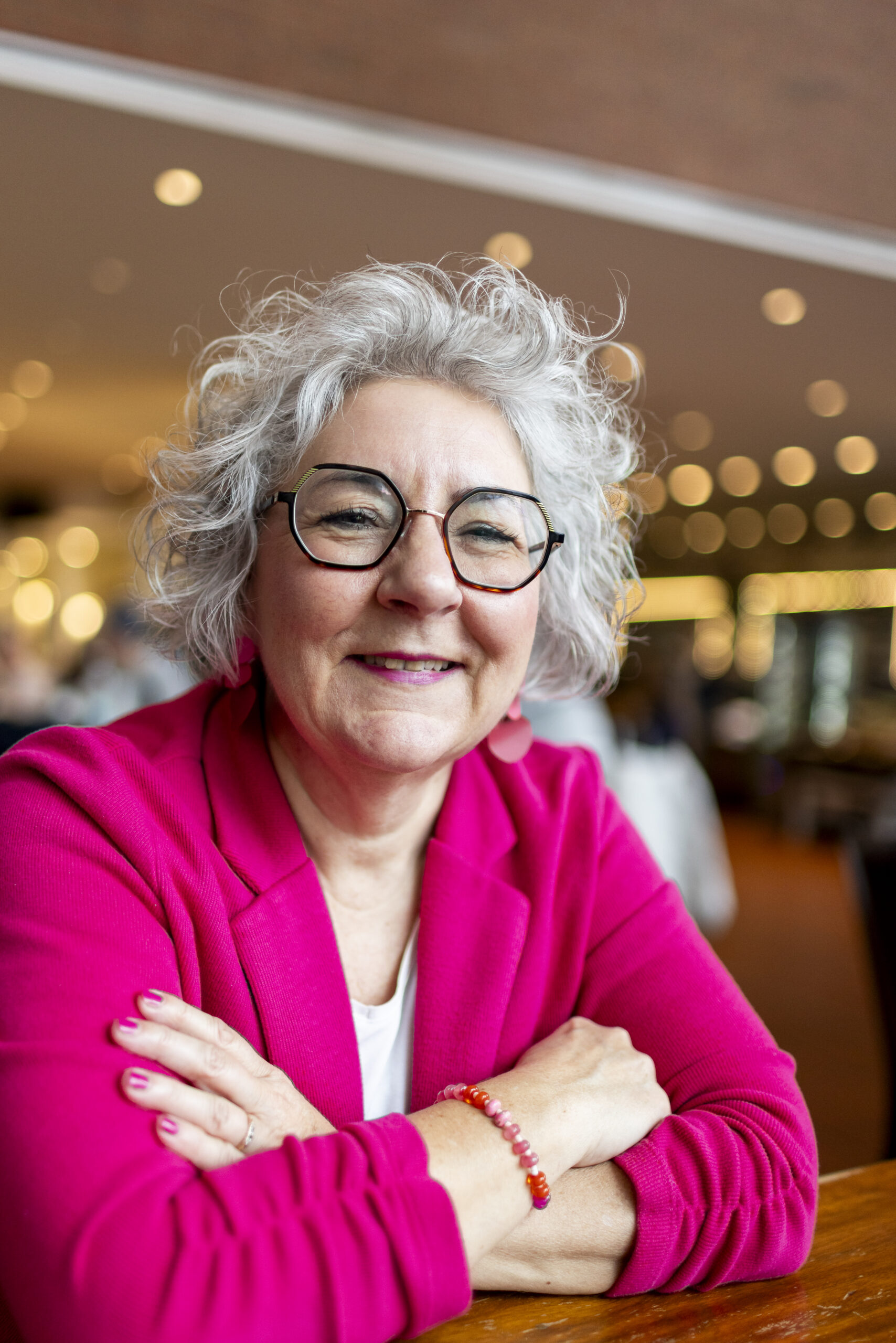 Nahportrait-Personal-Branding einer Frau mit silbergrauen Haare, Brille und herzlichem Lachen im Gesicht.